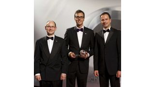 Nahmen den Deutschen Nachhaltigkeitspreis 2011 in Empfang (v.l.): Rupert Früh (Vorstand Finanzen), Michael Müller (Gründer und Vorstandsvorsitzender) sowie Marcus Hepp (Vorstand Produktion) von Müller — Die lila Logistik. Bild: DNP (Archiv: Vogel Business Media)