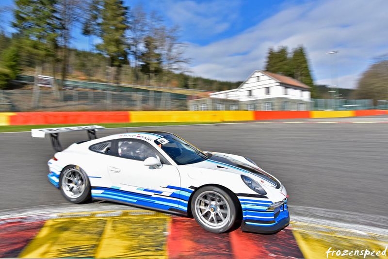 „Die 60 bis 80 Bar Bremsdruck auf dem Pedal des Cup-Porsches bringt der Fahrer sehr gut auf. Damit kommt man bis an die Blockiergrenze, die beim Straßenfahrzeug durch das ABS ausgeschlossen wurde“, so Gedlich (Jochen Van Cauwenberge)