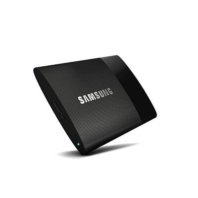 Samsung Portable SSD T1: Ein Datenspeicher als stylisches Accessoire? Häufig werden mit Solid State Drives (SSD) eher unauffällige, funktional konstruierte Geräte verbunden. Anders die Portable SSD T1 von Samsung, die mit dem Red Dot Award eine der renommiertesten Auszeichnungen im Bereich Produktdesign erhalten hat.Das Design der Portable SSD T1 besticht durch seine außergewöhnlich kompakte und nach außen hin leicht abgerundete Form, die das Speichermedium zu einem schicken Accessoire macht. Bei einer geringen Breite von nur 71 Millimetern und einem Gewicht von unter 30 Gramm findet das visitenkartengroße Speichermedium sogar in der Hosentasche Platz und wird so zum ständigen Begleiter für alle, die ihre Daten immer griffbereit haben wollen. (Bild: Samung)