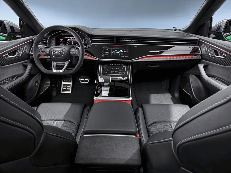 Mit seiner Black-Panel-Optik ist das MMI Display in ausgeschaltetem Zustand fast unsichtbar in eine große, schwarze Fläche integriert. (Audi)