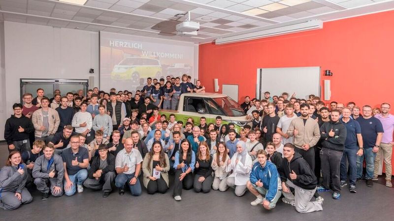 Volkswagen Nutzfahrzeuge (VWN) begrüßt 112 neue Auszubildende am Standort Hannover. Mit ihrem Start in acht verschiedenen technischen und kaufmännischen Berufen setzen die jungen Talente den Grundstein für ihre berufliche Zukunft – und für die Zukunft des Unternehmens. „Die Berufsausbildung ist eine tragende Säule unserer Personalstrategie. Sie sichert nicht nur unseren Fachkräftebedarf, sondern ist ein klares Bekenntnis: Wir investieren in Menschen, in ihre Fähigkeiten und in ihre Perspektiven“, sagt Schahram Khosrawi-Rad, Leiter Personal Hannover bei Volkswagen Nutzfahrzeuge. Neben bewährten Ausbildungsberufen wie Kfz-Mechatroniker/in starten auch Auszubildende in innovativen Bereichen wie Fachinformatiker/in für Daten- und Prozessanalyse. „Unsere Auszubildenden sind die Fachkräfte von morgen, das haben wir im Tarifvertrag sichergestellt. Sie gestalten die Transformation der Mobilität aktiv mit – von der Produktion emissionsfreier Fahrzeuge bis hin zu digitalen Prozessen“, so Stavros Christidis, Betriebsratsvorsitzender Volkswagen Nutzfahrzeuge. (Bild:  VWN)