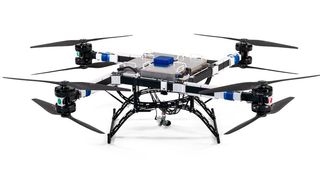 Mit Schwerlastdrohnen wie dieser FB3 von Flyingbasket werden Transportvorgänge für Branchen wie der Energietechnik, Telekommunikation, Logistik, dem Bauwesen sowie der Forstwirtschaft erledigt. (Bild: Flyingbasket)