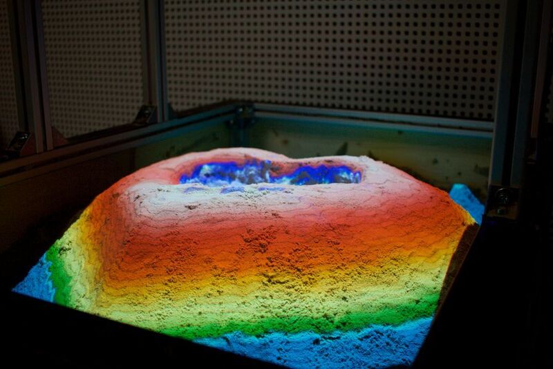 ...oder eine Augmented Reality-Anwendung in einem Sandkasten, bei der Wasser virtuell in aus Sand gebaute Gräben projiziert wurde.  (Industry of Things/Sebastian Schug)