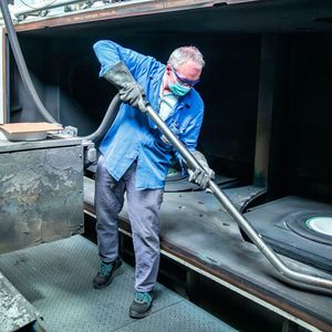 Nach jedem Gießzyklus müssen die Vakuumgießanlagen und deren Umgebung bei Doncasters in Bochum penibel gereinigt werden, was jetzt von einem Ruwac-Sauger des Typs DS 1750 übernommen wird.(Bild:  Ruwac)