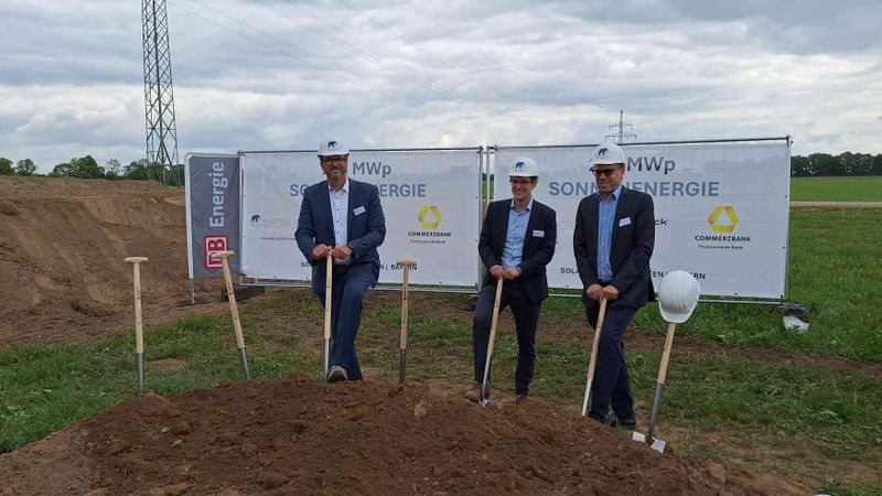 Spatenstich zum Baubeginn des Solarparks "Schafhöfen" in Bayern.(Bild:  Trinasolar)