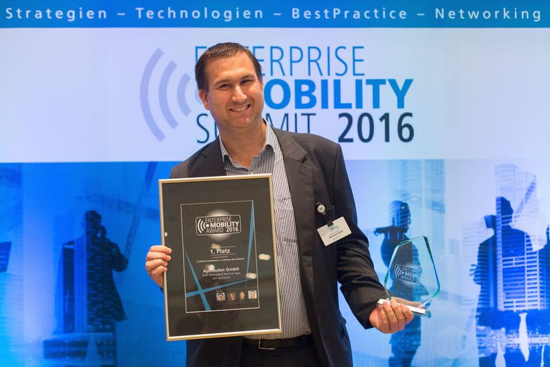 Michael Reiserer nahm den Preis für den ersten Platz in der Kategorie Customer Experience / Customer Recruitment entgegen. Er ging an die Apinauten GmbH mit der Lösung „ACP Managed Service App mit ApiOmat“. (www.offenblen.de)