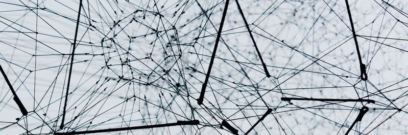 Edge Computing ermöglicht die dezentrale Datenverarbeitung am Netzwerkrand und kann von KI-Technologien zusätzlich profitieren – gerade wenn es um das Thema Echtzeit geht.(Bild:  gemeinfrei / Unsplash)