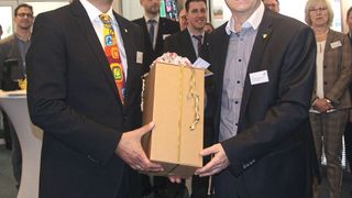 Landrat Günther-Martin Pauli (r.) überreichte dem Firmengründer Dr. Wolfang Kuster zum 30-jährigen Firmenjubiläum von Labexchange eine Kaffeemaschine gefertigt von der Stiftung Lebenshilfe Zollernalb. (Labexchange)