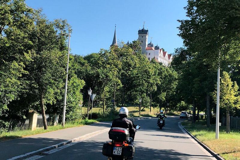 Traumhaus: Auf Schloss Schwarzenberg in Scheinfeld residiert noch immer der Fürst zu Schwarzenberg. (Bild: Dotzler, Dominsky, Lacher, Maderner, Michel, Rosenow, Schweitzer/»kfz-betrieb“)