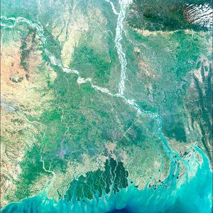 Der letzte Teil des größten Flusslaufes in Asien: der Zusammenfluss des Ganges (Padma) und der Jamuna in Bangladesch und die Mündung der Unteren Meghna in den Indischen Ozean. (Aufnahme vom 28. Februar 2000)(Bild:  Jacques Descloitres, MODIS Land Science Team.)