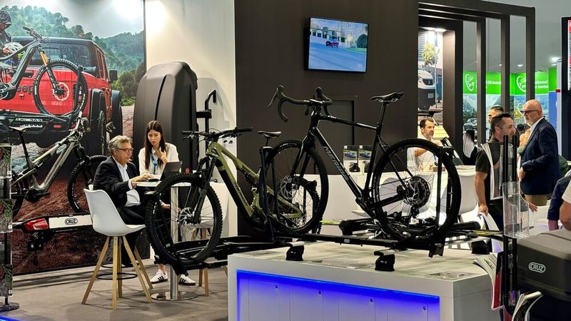 Auch in Halle 3 (Zubehör & Individualisierung) fiel das Zweirad extrem auf. Unzählige Hersteller präsentierten neben Dachboxen und anderem Transportzubehör ihre Fahrradträger für das Auto. Teile für das optische Tuning von Fahrzeugen fanden hier so gut wie gar nicht mehr statt. (Bild: Schreiner – VCG)