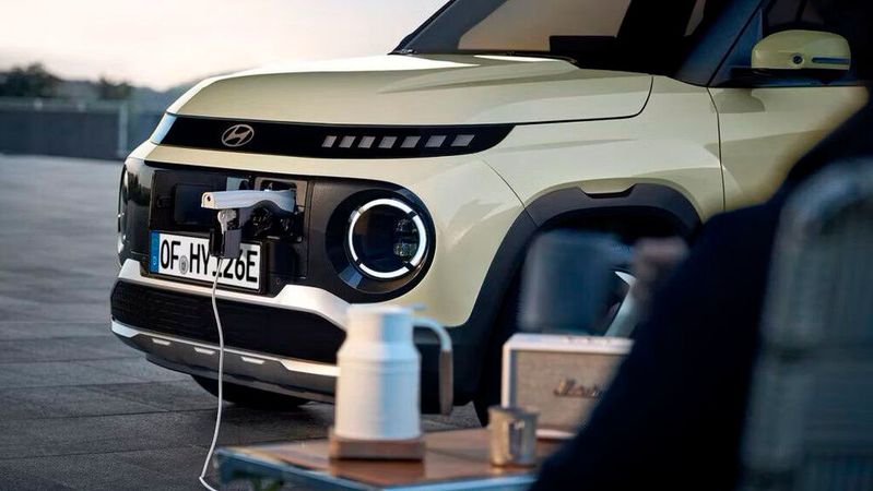 Kaum eine aktuelle Neuerscheinung verzichtet heute mehr auf die bidirektionale Lademöglichkeit. Selbst elektrische Kleinstwagenmodelle wie der Hyundai Inster beherrschen die Technik.(Bild:  Hyundai)