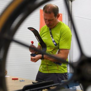 Ein Techniker von Ottobock justiert eine Sprintfeder.