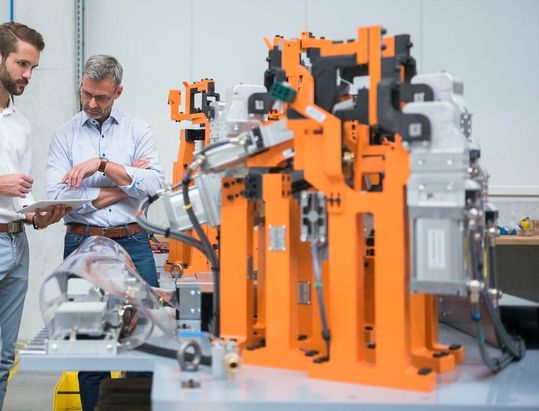 Die moderne Fertigung sieht sich derzeit vor drei grundlegenden Herausforderungen gestellt, wie die Spezialisten von MES Consult registrieren. Welche das sind, und wie man diese sinnvoll unter einen Hut bekommt, verrät ein Experte aus dem Unternehmen ...(Bild:  Works-Zone)