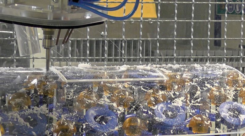 Bild 4: Das flexible Spannsystem sorgt für eine prozesssichere Fräsbearbeitung von Kunststoffscheiben. (Bild: IWU)