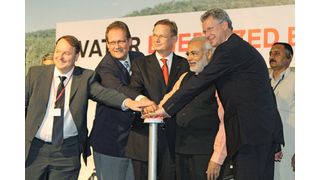 Lanxess eröffnete in Jhagadia/Indien seine neue Anlage für Ionenaustauscherharze. Axel. C. Heitmann, Vorstandsvorsitzender, Lanxess (Mitte), Rainier van Roessel, Lanxessvorstand (rechts), Narenda Modi, Ministerpräsident des Bundesstaates Gujarat (2. von rechts) sowie Jörg Straßburger, Landessprecher von Lanxess  Indien (2. von links) und Jean-Marc Vesselle, Leiter der Business Unit Ion Exchange Resins, beim gemeinsamen Knopfdruck.  (Bild: Lanxess)