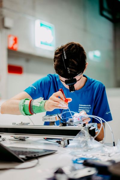 Florentin Kaufmann im Wettbewerb für Automatikerinnen und Automatiker in Bern. (Bild: Bühler AG)