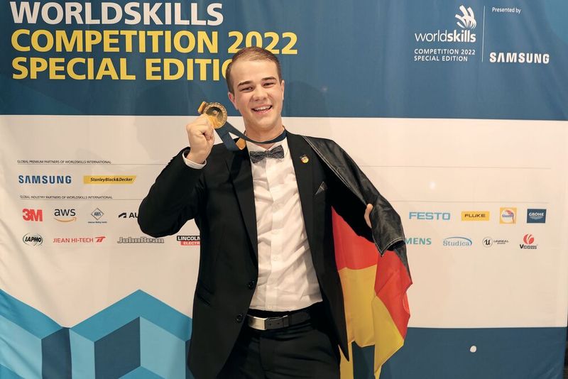 Goldjunge: Stefan Mißbach bei der Siegerehrung der WorldSkills 2022  in Dresden.(Bild:  Schmidt – VCG)