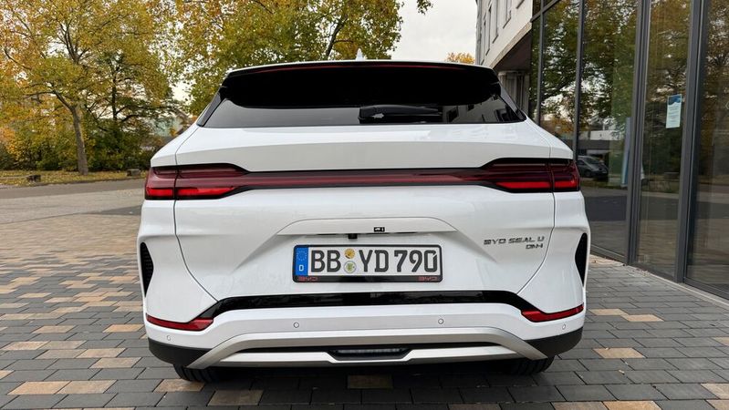 Auspuffendrohre sind zwar nicht zu sehen, aber der Modellcode DM-i verrät es: Dieser BYD ist ein Plug-in-Hybrid.(Bild:  Achter – VCG)