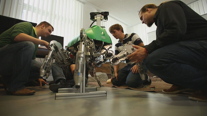 Die zehn Mitglieder des Teams LAUROPE (LAUfRoboter für Plantare Exploration) rekrutieren sich aus dem Forschungszentrum Informatik (FZI) in Karlsruhe. Das FZI befasst sich seit 20 Jahren mit sechsbeinigen Laufrobotern für die Exploration und Inspektion in unstrukturiertem Gelände. Die aktuellste Generation, LAURON V, soll für den SpaceBot Cup derart erweitert werden, dass der Roboter auch manipulieren, also in Interaktion mit seiner Umwelt treten kann (etwa Objekte aufheben oder bewegen). (DLR)