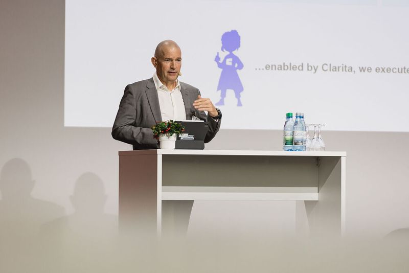 Dr. Dietrich Maas (im Bild) und Dr. Jörg Appel von Clariant stellen Clarita vor – ein KI-Assistenzsystem, das Mitarbeitende individuell in Vertrieb, Produktion und Forschung unterstützt. Die Plattform basiert auf unternehmensweiten Daten und ermöglicht durch spezialisierte ML-Modelle intelligente, kontextbezogene Hilfestellung. (Bild: Stefan Bausewein)