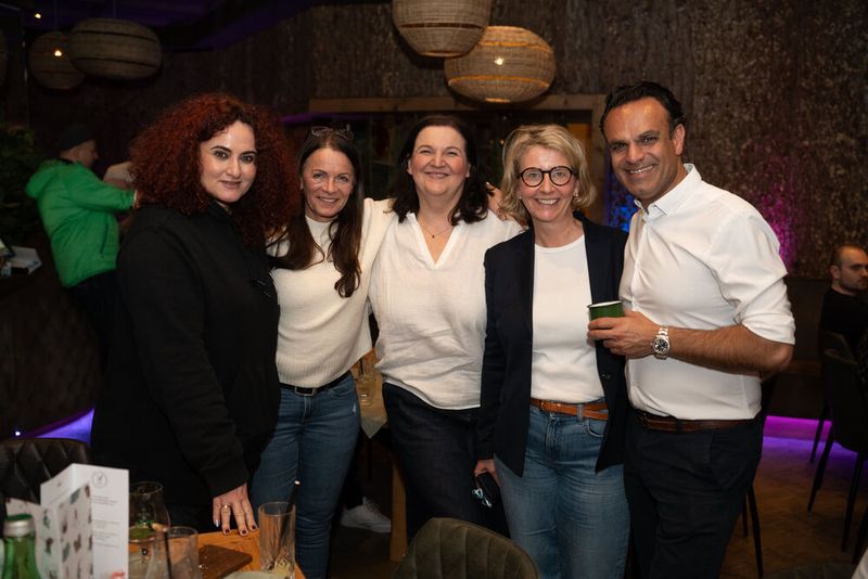 High Five: (v. l.) Besa Agaj, Alexandra Breuer, Lilli Kos, Stephanie Steen (alle IT-BUSINESS) und Santosh Wadwa (Fsas) (Bild: Manuel Emme Fotografie)