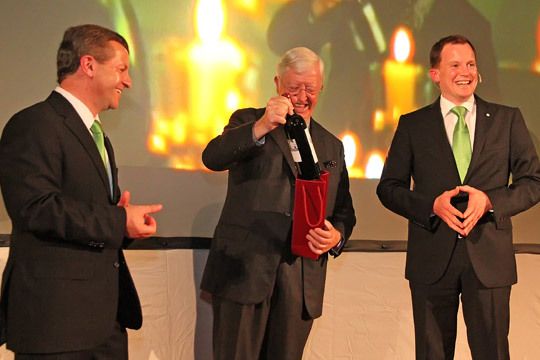 ZDK-Präsident Robert Rademacher freute sich über ein flüssiges Geschenk. (Archiv: Vogel Business Media)