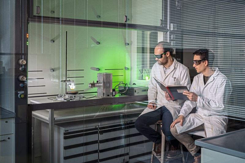 Dr. Philip M. Stanley (l.) und Julien Warnan Ph.D., Arbeitsgruppenleiter Warnan-Lab an der TUM bei der Bestrahlung des „Nanozyms“. (Bild: Astrid Eckert – TUM)