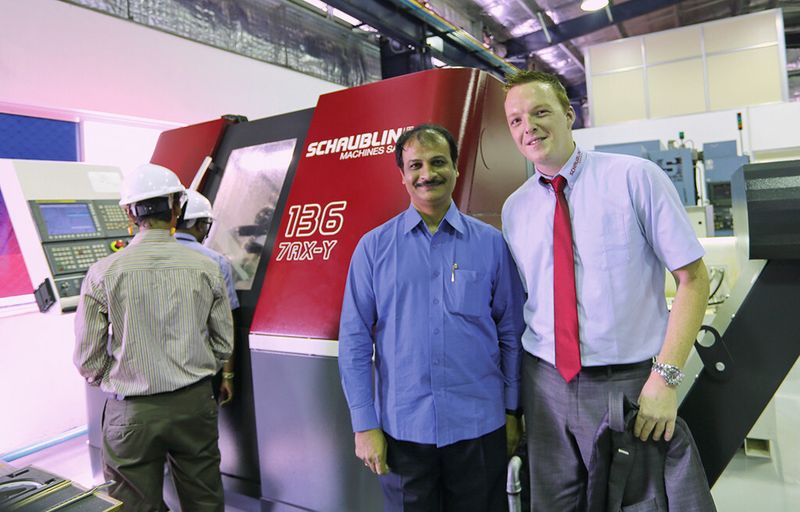 Schaublin-Verkaufsleiter Douglas Spieser (re.) mit dem Direktor von OCTL Dinakar Vemulapalli. (Anne Richter, SMM)