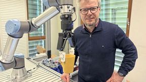 Hubert Zangl vom Institut für Intelligente Systemtechnologien mit dem vom seinem Team entwickelten Robotergreifer.
 (Bild: aau/Müller)