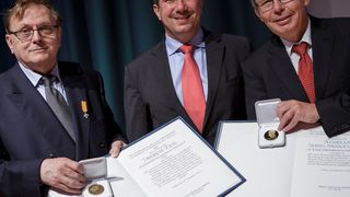 Prof. Dr. Dr. h.c. Frerich Keil (links) von der TU Hamburg-Harburg wurde für seine international anerkannten wissenschaftlichen Leistungen auf dem Gebiet der chemischen Verfahrenstechnik mit der Gerhard Damköhler-Medaille ausgezeichnet. Prof. Dr.-Ing. Andreas Seidel-Morgenstern (rechts) vom Max-Planck-Institut für Dynamik komplexer technischer Systeme in Magdeburg wurde als einer der profiliertesten und produktivsten Wissenschaftler auf dem Gebiet der thermischen Verfahrenstechnik mit der Emil Kirschbaum-Medaille geehrt.In der Mitte Dr. Andreas Förster, Geschäftsleiter von ProcessNet (Dechema/Daniel Elke)