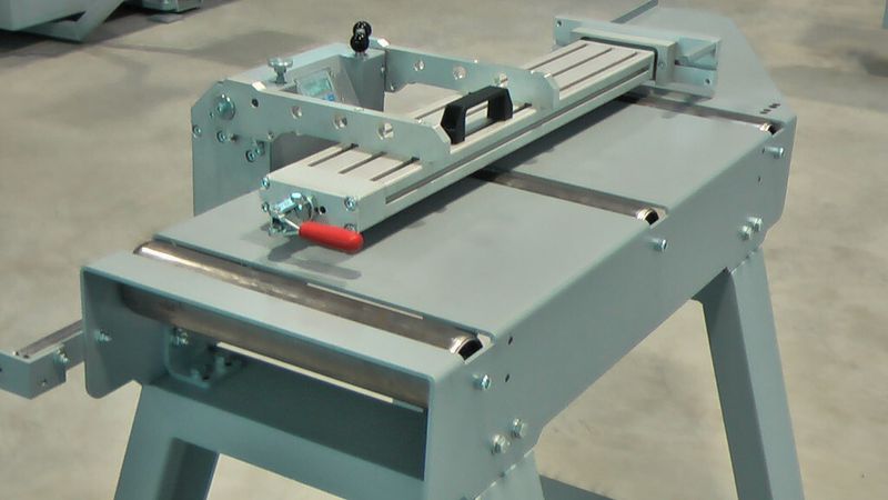 Eine sehr praktikable Lösung ist der Meba Messanschlag MLD, der mithilfe einer Skala und einer Ableselupe exakt eingestellt werden kann. (Bild: Meba)