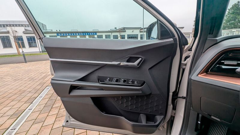 Den günstigen Preis merkt man dem Torres innen besonders an, denn der Großteil der Flächen besteht aus recht einfachem Kunststoff. (Bild: Mauritz - VCG)