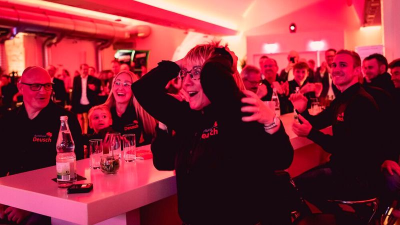 Und Deusch konnte sich letztlich knapp durchsetzen! Entsprechend groß war die Freude bei der Eigentümerfamilie Wangler, die mit drei Generationen nach Würzburg gekommen war. (Bild: Stefan Bausewein)