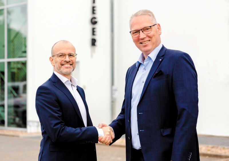 Björn Riechers (rechts) hat die Geschäftsführung der RK Rose+Krieger GmbH von Dr. Gregor Langer (links) übernommen. (Bild: RK Rose+Krieger GmbH)