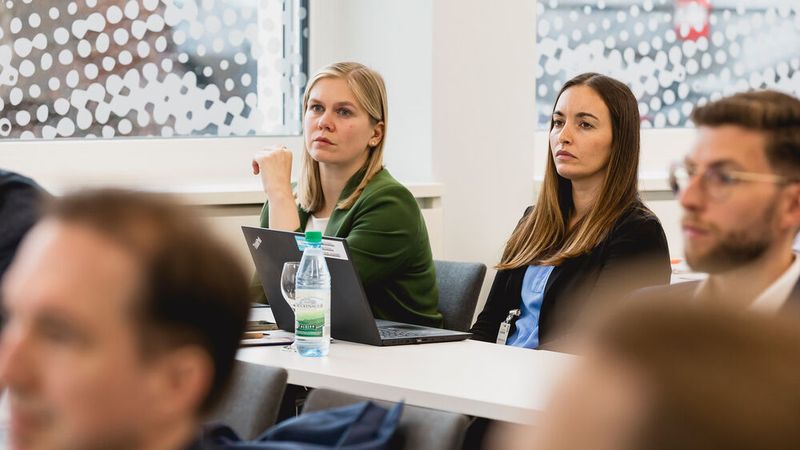 Hier trifft sich die Elite der Prozessindustrie: Experten aus Wissenschaft und Praxis teilen ihr Wissen für nachhaltige Wasserstff-Technologien und -Lösungen. (Bild: Stefan Bausewein)