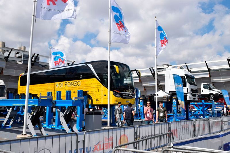 Auf dem Freigelände gab es alles aus der schweren Klasse. (Holz / »kfz-betrieb«)