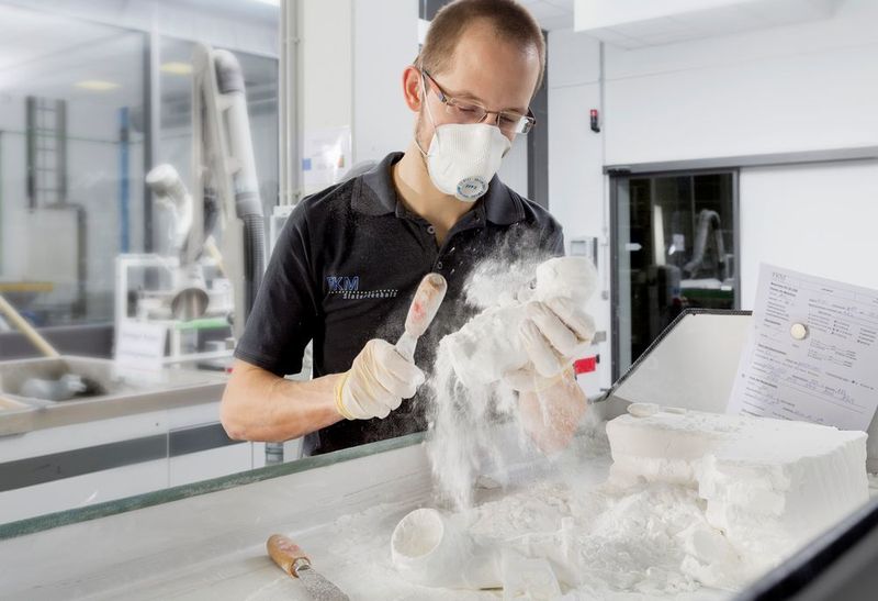 Nach dem 3D-Printing werden die Luftkanal-Bauteile aus dem PA6-Pulverbett befreit. (FKM Sintertechnik)