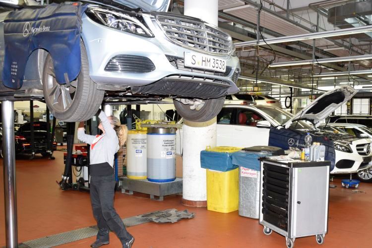 Gut ausgelastet sind die Mechaniker und Mechanikerinnen in der Stuttgarter Niederlassung. (Rubbel)