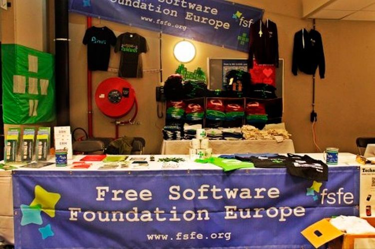 Free Software Foundation Europe (Stand: 32): Keine IT-Bastelei ohne Freie Software: Die Free Software Foundation Europe ist ein gemeinnütziger Verein, der Menschen im selbstbestimmten Umgang mit Technik unterstützt. Software ist in allen Aspekten unseres Lebens tief verankert. Es ist wichtig, dass diese Technologie uns hilft, statt uns einzuschränken. Insbesondere auf der Maker Faire wollen wir die Möglichkeiten des Raspberry Pi als Computer mit freier Software für Standardanwendungen vorstellen, der sich insbesondere für den Schul- und Bildungsbereich eignet. Außerdem möchten wir Informationen und Tipps geben wie ein Android-Smartphone „befreit“ werden kann. Last but not least wollen wir Informationen und Tipps zur Emailverschlüsselung mit GnuPG weitergeben. Besucher*innen können live mitmachen.  (Bild: Free Software Foundation Europe)