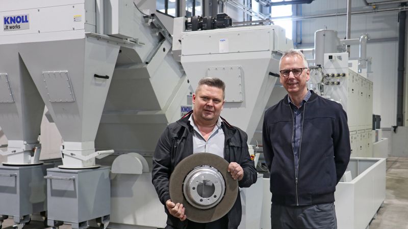 Siegmund Tonn (links) und Boris Memel von SHW Brake Systems mit einer hartstoffbeschichteten Bremsscheibe.(Bild:  Knoll)