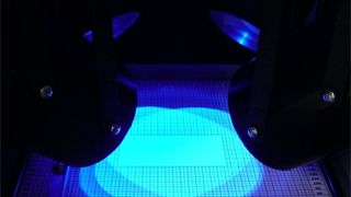 Blick in die Messkammer von DotScan: vier telezentrische Beleuchtungen sorgen für ein gleichmäßig ausgeleuchtetes Messfeld. (Archiv: Vogel Business Media)