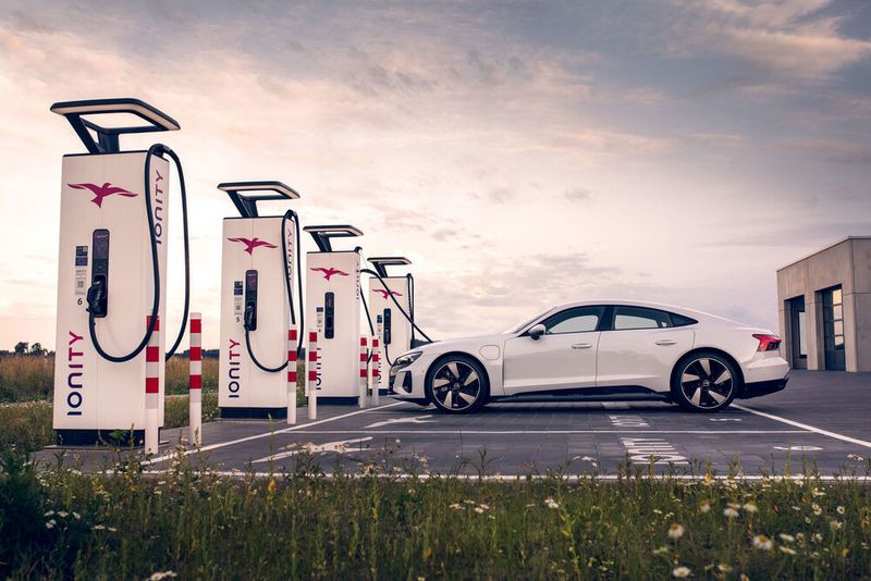 IONITY offers charging capacities of up to 350 kW for fast charging. ( AUDI AG)
