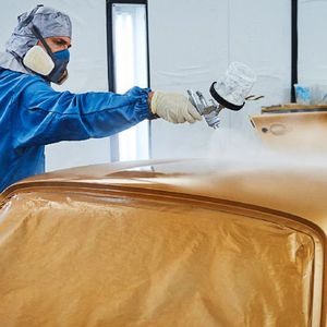 Anschließend bekam der 993 seinen goldenen Anstrich.(Bild:  Porsche)