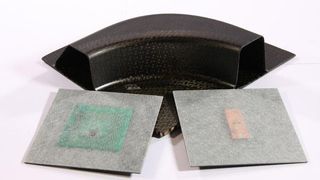 Um RFID-Tags in Faserverbundstoffe einzubauen, sind extradünne Antennen notwendig (rechte Seite: UHF-, linke Seite: HF-Transponder). (Bild: Fraunhofer IIS)