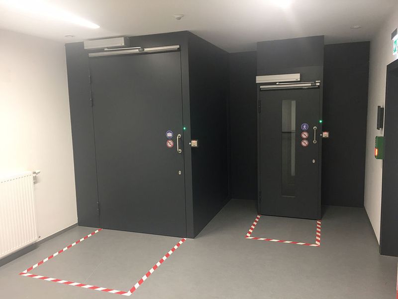 Die Zugänge zum Bewirtschaftungsgang für Mensch (rechts) und Material.  (Noris Network AG)