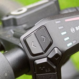 Als Bedieneinheit für den E-Antrieb bietet das Avyon 12 die LED-Remote, die mit ihrer farblich variablen Beleuchtung auch über Fahrmodus und Reichweite informiert.(Bild:  SP-X/Mario Hommen)