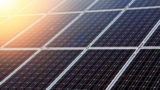 Klimahelfer: Eine größere Photovoltaikanlage auf einem Einfamilienhaus mit 16 kW installierter Leistung spart rund 10 t Kohlendioxid im Jahr ein. (Bild: gemeinfrei)