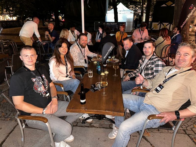 Amanda Chen mit ihrem Team (Digital Data), Jeroen de Schepper (Coolblue) und Marcus Gornowicz (Western Digital) sind froh, dass es abends nicht mehr regnet. (Bild: Vogel IT-Medien GmbH)