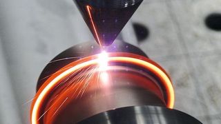 Mit dem EHLA-Verfahren läuft das Laserauftragschweißen 100- bis 250-mal schneller ab als bei konventionellem Vorgehen. (Fraunhofer-ILT)